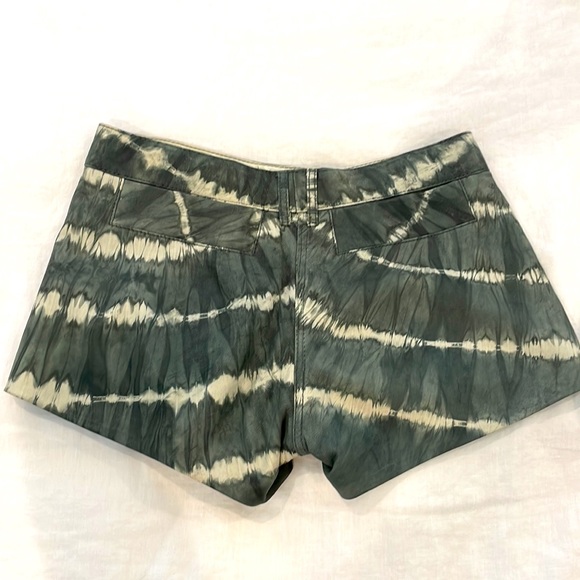 TORY BURCH LEATHER tie-dye dark grey and ivory low-rise shorts. - Picture 3 of 5